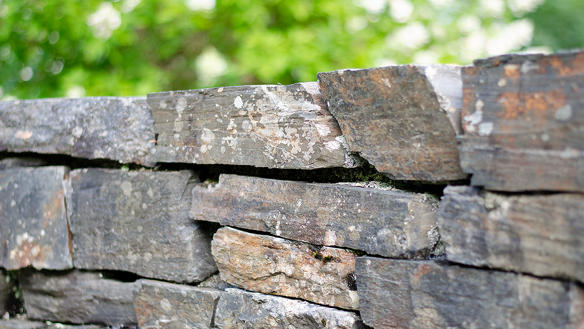 Natursteinsmur vid vinkel